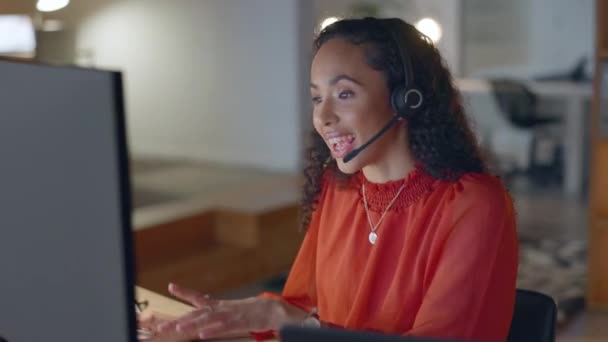 Müşteri Hizmetleri Bilgisayarı Tele Pazarlama Danışmanı Bizimle Konuşan Mutlu Kadın — Stok video