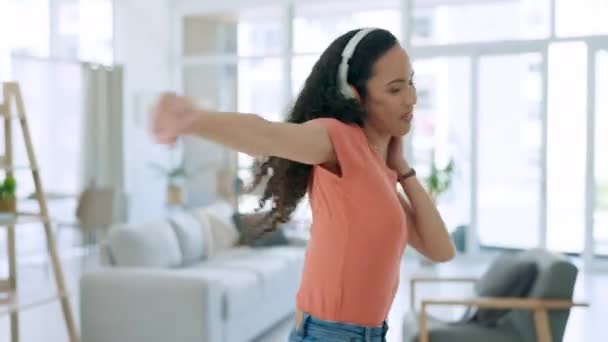 Χορός Μουσική Και Μαύρη Γυναίκα Ακουστικά Στο Σαλόνι Για Χαλάρωση — Αρχείο Βίντεο