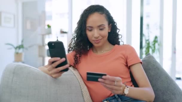 Mujer Feliz Teléfono Tarjeta Crédito Para Comercio Electrónico Compra Bancaria — Vídeos de Stock
