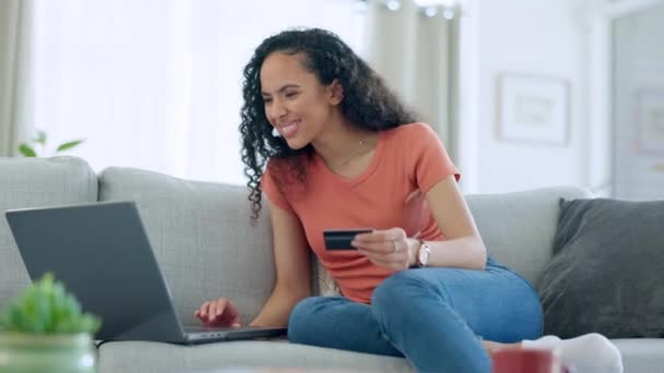 Mujer Feliz Portátil Tarjeta Crédito Para Comercio Electrónico Compras Línea — Vídeos de Stock