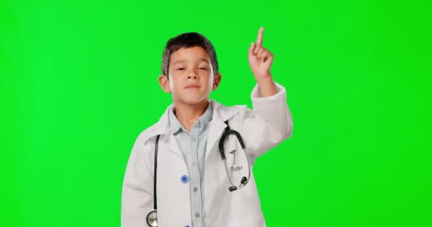 绿色屏幕和一个孩子指着一个孤立在工作室背景下的空间 一个身穿医疗职业装扮的男孩的快乐 健康和人脸肖像 以模仿或想象 — 图库视频影像