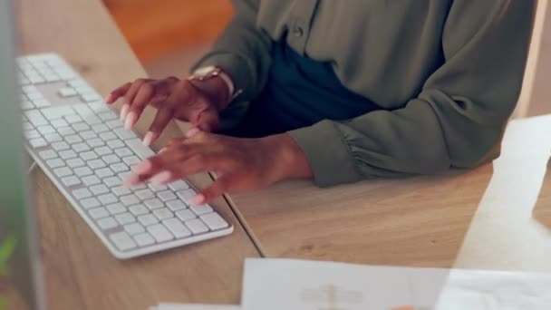 Computertastatur Tippen Und Frauenhände Für Online Recherche Karriereplanung Und Geschäftliches — Stockvideo