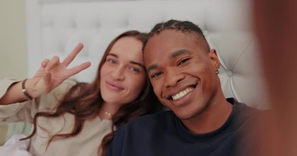 Paar Gesicht Selfie Und Handgeste Mit Glück Pflege Und Bindung — Stockvideo