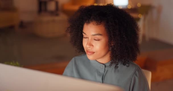 Nacht Glimlach Computer Met Zwarte Vrouw Het Kantoor Voor Onderzoek — Stockvideo