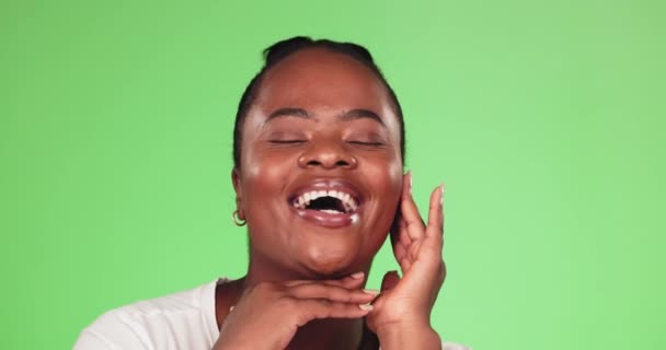 Stüdyoda Cilt Parlatıcısı Olan Siyah Bir Kadın Güzellik Yeşil Ekran — Stok video