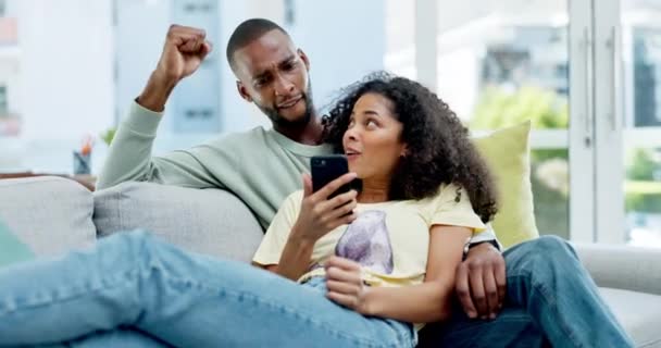 Pasangan Kulit Hitam Yang Bahagia Telepon Dan Perayaan Sofa Untuk — Stok Video