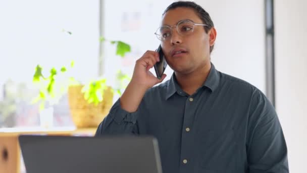 Hombre Negocios Llamada Telefónica Hablar Portátil Consultoría Oficina Conversación Con — Vídeo de stock