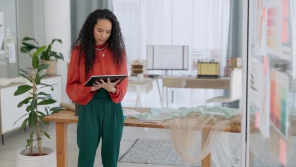 Mujer Negra Tableta Diseñadora Moda Planificación Con Cinta Métrica Para — Vídeo de stock