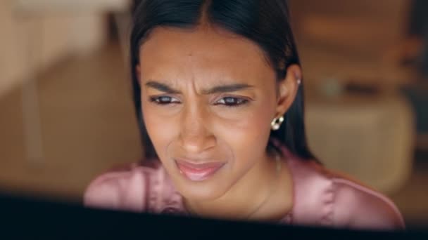 焦虑和女商人在公司办公室的电脑上工作到很晚 看上去很困惑 错误和印度企业家错过了最后期限 对工作量感到不满意和担忧 — 图库视频影像