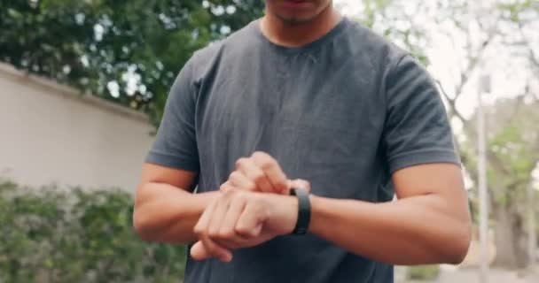 Άνθρωπος Δρόμο Και Τρέχει Γυμναστήριο Smartwatch Ξεκινήσει Προπόνηση Την Άσκηση — Αρχείο Βίντεο