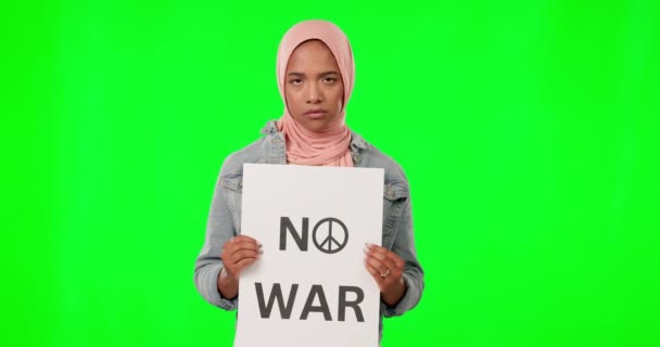 Mulher Muçulmana Cartaz Sinal Protesto Por Tela Verde Estúdio Para — Vídeo de Stock