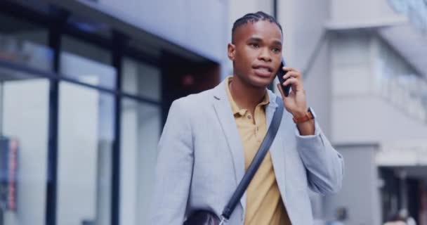 Zwarte Man Telefoongesprek Stad Wachten Vervoer Stoep Signalerende Bestuurder Zakenreizen — Stockvideo