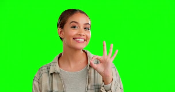 Frau Handzeichen Und Grüne Leinwand Mit Gesicht Lächeln Oder Aufgeregt — Stockvideo