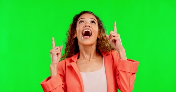 幸せと女性は緑の画面を指して 興奮し スタジオの背景空間で待っている 絵文字デックス 女の子の絵文字デザイン Emojidex 絵文字デックス カスタム絵文字サービス — ストック動画