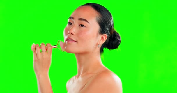 Cuidados Com Pele Beleza Rosto Mulher Asiática Com Rolo Tela — Vídeo de Stock