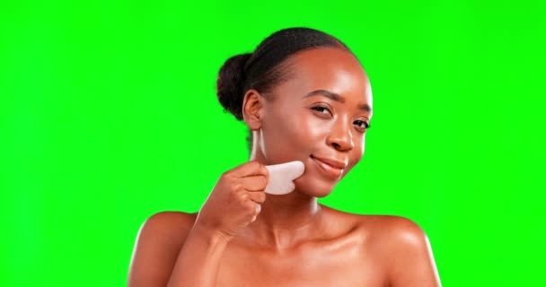 Schoonheid Gua Sha Zwarte Vrouw Portret Studio Voor Huidverzorging Cosmetische — Stockvideo