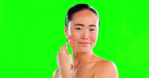 스크린에 롤러코스터를 아시아 여성의 스킨케어 그리고 배경에 고립되어 피부과 화장품 — 비디오