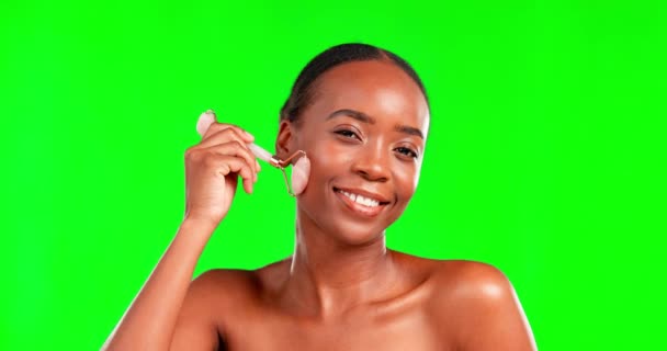 Mujer Negra Belleza Rodillo Facial Una Pantalla Verde Para Cuidado — Vídeos de Stock