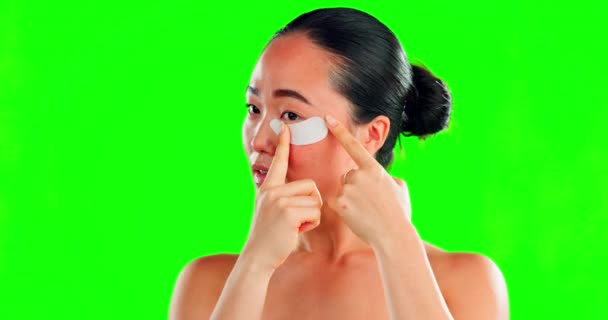 背景のモックアップに隔離されたスタジオで緑の画面上の目のパッチを持つ顔 スキンケア アジアの女性 皮膚科 化粧品 幸せな女性モデルは 健康な皮膚治療のための顔マスクを適用します — ストック動画