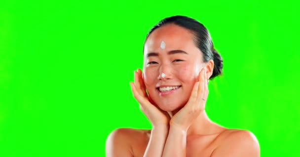 Кожа Лицо Азиатская Женщина Сливками Зеленом Экране Студии Изолированы Заднем — стоковое видео