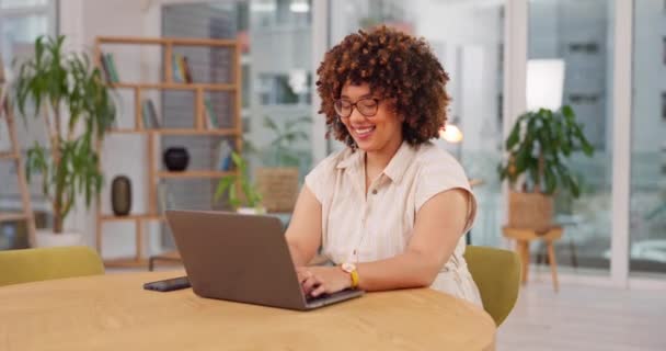 研究と企業プロジェクトに取り組んでいる間 オフィスのノートパソコン 幸せと女性 職場のコンピュータに関する会社のレポートを計画している技術 ビジネス プロの女性従業員 — ストック動画