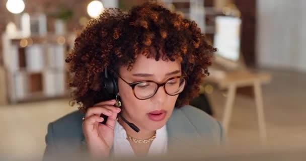 呼叫中心 电话营销和妇女交谈 客户服务和在线帮助客户 为电子商务提供带耳机 技术支持和工作场所对话的女顾问 女代理人和女雇员 — 图库视频影像