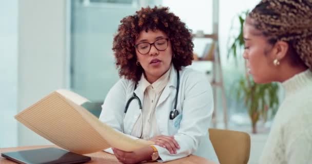 Γυναίκα Γιατρός Μιλάμε Για Τον Ασθενή Του Εγγράφου Φάκελο Αποτελέσματα — Αρχείο Βίντεο