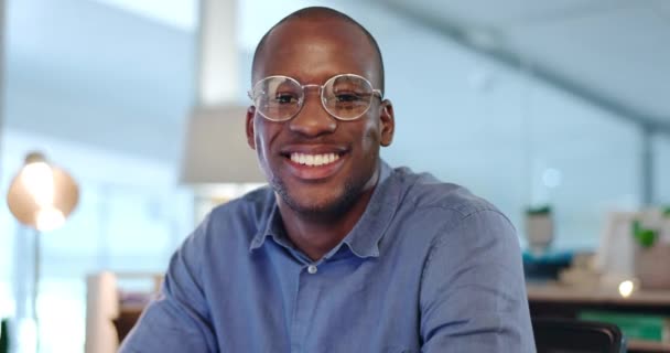デジタル インターネットまたはオンライン管理のキャリアのためのコンピュータの反射を扱うオフィスで幸せな黒人男性の顔 仕事の考え方や目標を持ち 夜のプロジェクトに興奮している米国のビジネスマン — ストック動画