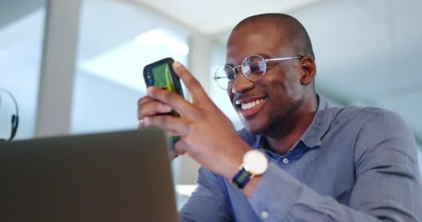 Бізнес Посмішка Чорношкірий Чоловік Друкують Телефоном Офісі Соціальних Мереж Інтернету — стокове відео