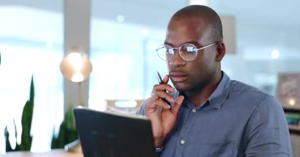 Pensamiento Tableta Hombre Negro Serio Oficina Para Ideas Diseño Web — Vídeos de Stock