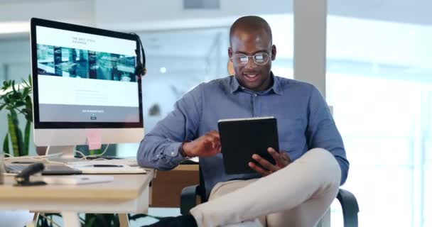 Tablet Meme Romper Con Hombre Negro Negocios Oficina Sentado Escritorio — Vídeo de stock