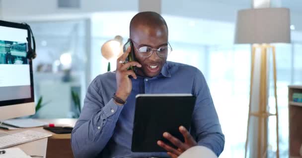 Telefonhívás Üzleti Fekete Férfi Beszél Tabletta Irodában Hálózatépítés Kapcsolat Beszélgetés — Stock videók