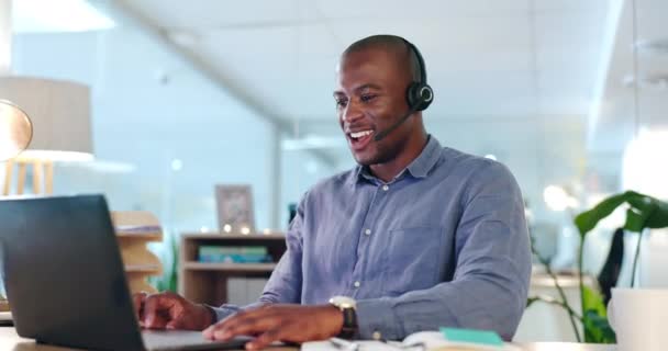 ビデオ通話 仮想通信 ビジネスオフィスでコールセンターやオンライン会議でラップトップと黒の男 国際的なサポートのためのコンピュータ上の幸せな人波こんにちは 話して クライアントのアドバイス — ストック動画