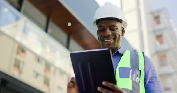 Tablet Engenharia Homem Feliz Para Trabalho Construção Gerenciamento Projetos Atualização — Vídeo de Stock
