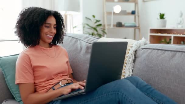 Посмішка Ноутбук Жінка Друкують Дивані Домашній Вітальні Онлайн Знайомств Будинку — стокове відео