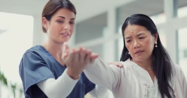 理学療法士 アジアの女性は 医療のための腕 健康とフィットネスを伸ばします 理学療法 医療専門家と女性患者ストレッチ サポートのための信頼と相談 — ストック動画
