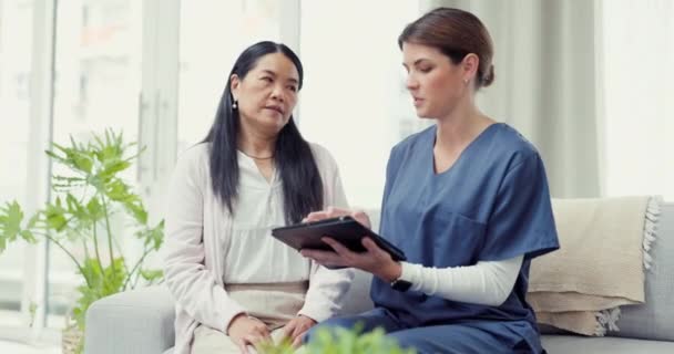 タブレットと患者と医師 診断のための協議と議論 治癒と信頼 アジアの女性 デバイスと女性と医療専門家 電話健康と情報の検索ウェブサイト — ストック動画