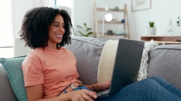 Laptop Videochamada Mulher Conversando Sofá Casa Sala Estar Para Rir — Vídeo de Stock