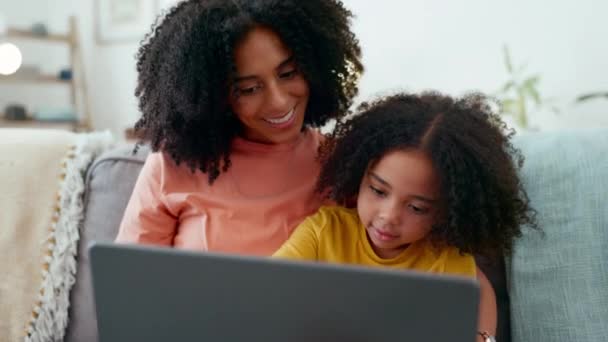 Aprendizagem Mãe Menina Rindo Com Laptop Sofá Casa Sala Estar — Vídeo de Stock
