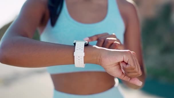 Fitness Rastreador Mãos Mulher Com Relógio Inteligente Livre Para Ritmo — Vídeo de Stock