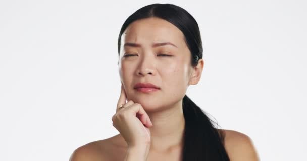 스킨케어 스러운 일과를 스튜디오에 아시아 여성의 얼굴이다 배경에 피부과 치료를 — 비디오