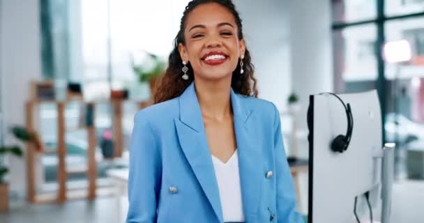 Rostro Mujer Negocios Sonrisa Con Los Brazos Cruzados Oficina Orgullo — Vídeo de stock