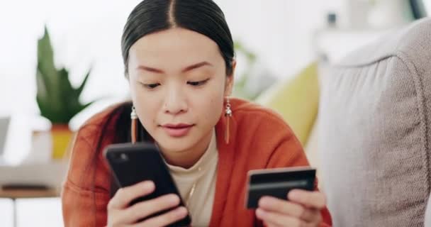 Asiatisk Kvinna Kreditkort Och Telefon Koppla Hennes Soffa Online Shopping — Stockvideo
