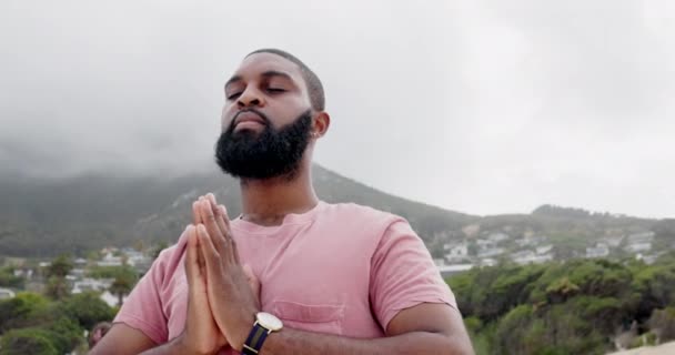 Fekete Férfi Jóga Légzés Strandon Meditáció Lelki Wellness Nyugodt Zen — Stock videók