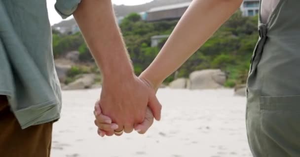 Holding Hands Love Couple Walking Beach Together Bonding Vacation Holiday — Stock Video