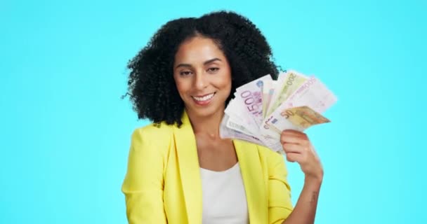 Cara Dinheiro Mulher Com Euros Estúdio Isolado Fundo Azul Vencedora — Vídeo de Stock