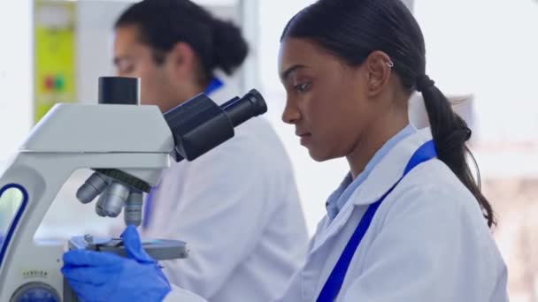 Επιστήμονας Γυναίκα Μικροσκόπιο Και Ερευνητικό Εργαστήριο Για Ανάλυση Κλινικές Φαρμακευτικές — Αρχείο Βίντεο
