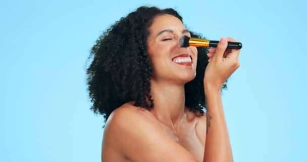 Makeup Rolig Och Kvinna Tillämpa Foundation Eller Kontur Med Hjälp — Stockvideo