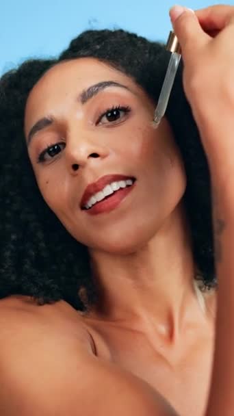 Увлажнение Красота Лицо Женщины Маслом Изолированы Синем Фоне Студии Счастливый — стоковое видео