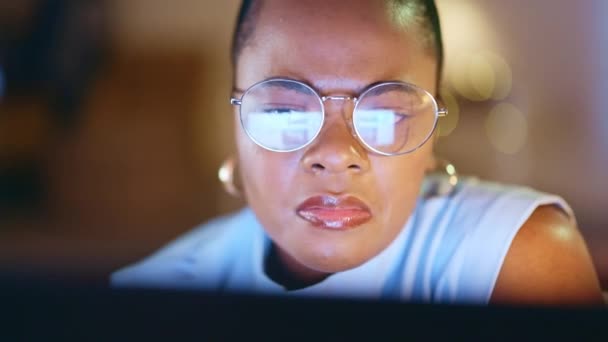 Nacht Geschäft Und Gesicht Schwarzer Frauen Computer Die Online Projekten — Stockvideo